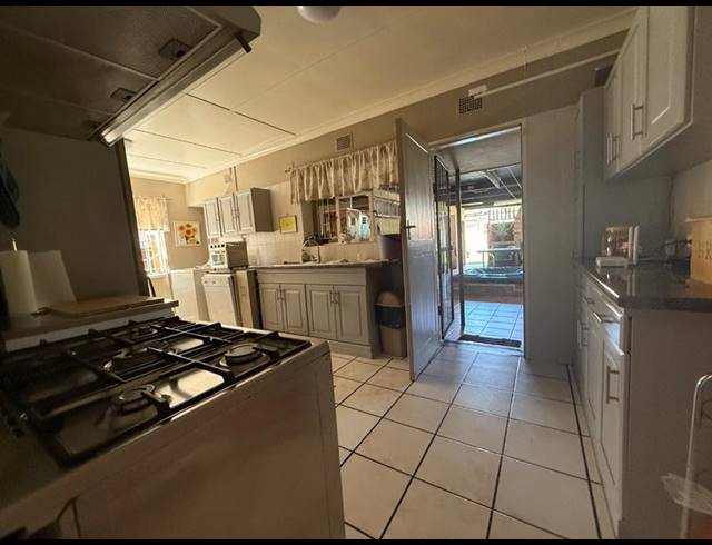 4 BEDROOM HOUSE FOR SALE IN VANDERBIJLPARK CE 2